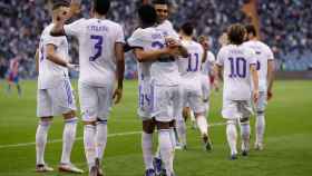 Los jugadores del Real Madrid felicitan a Vinicius por su gol al Barça