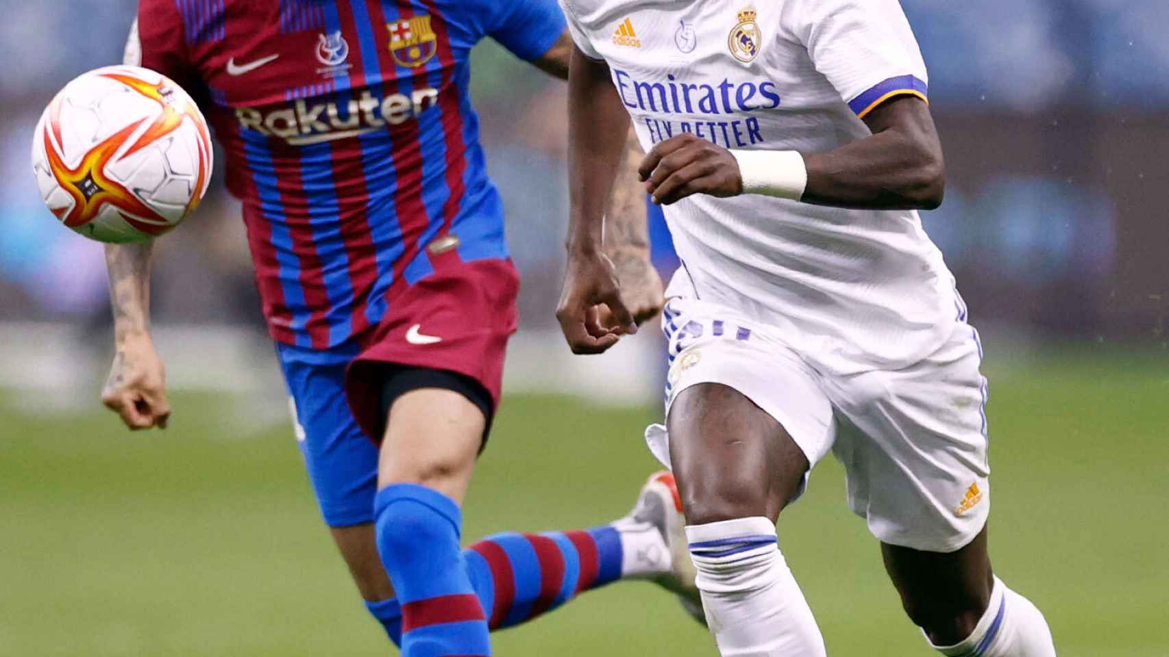 Vinicius inicia un contragolpe del Real Madrid perseguido por Dani Alves