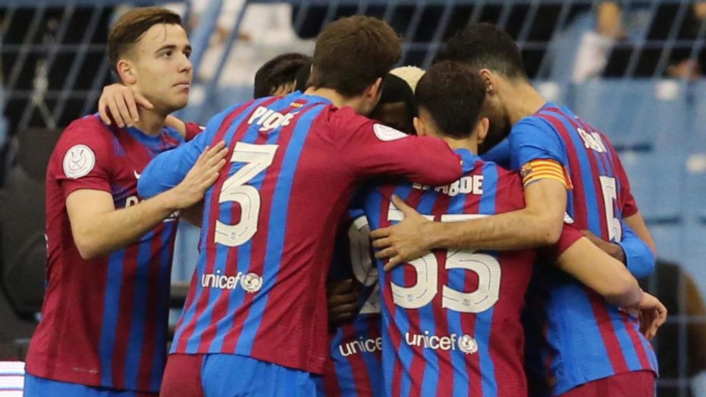 Los jugadores del FC Barcelona felicitan a Ansu Fati por su gol al Real Madrid