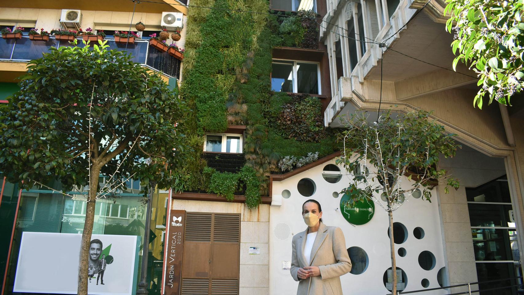 La alcaldesa de Ciudad Real, Eva María Masías, junto al jardín vertical