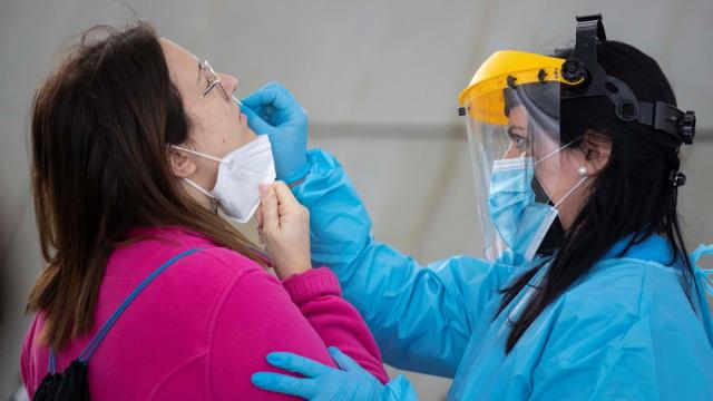 Una sanitaria realiza un test de antígenos.