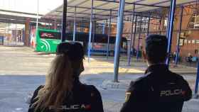 Dos agentes de la Policía Nacional en la estación de autobuses de Málaga.