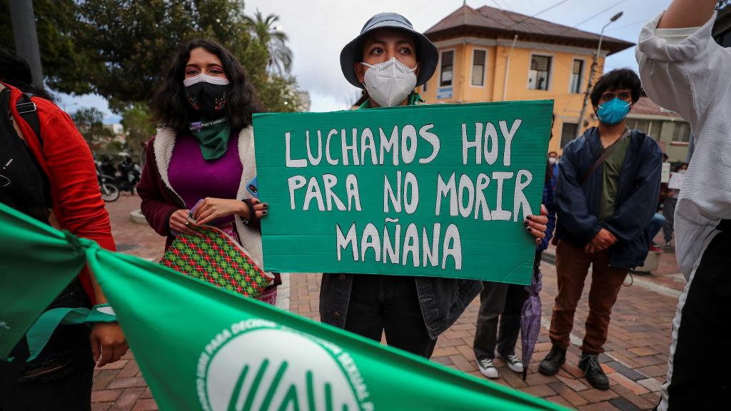 Decenas de mujeres se congregaron en Quito para seguir el debate sobre el proyecto de ley para garantizar el aborto.