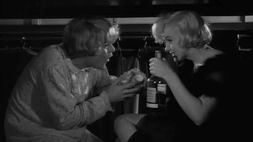 Marilyn Monroe (d) y Jack Lemmon (i) en una escena de 'Con faldas y a lo loco' de Billy Wilder.