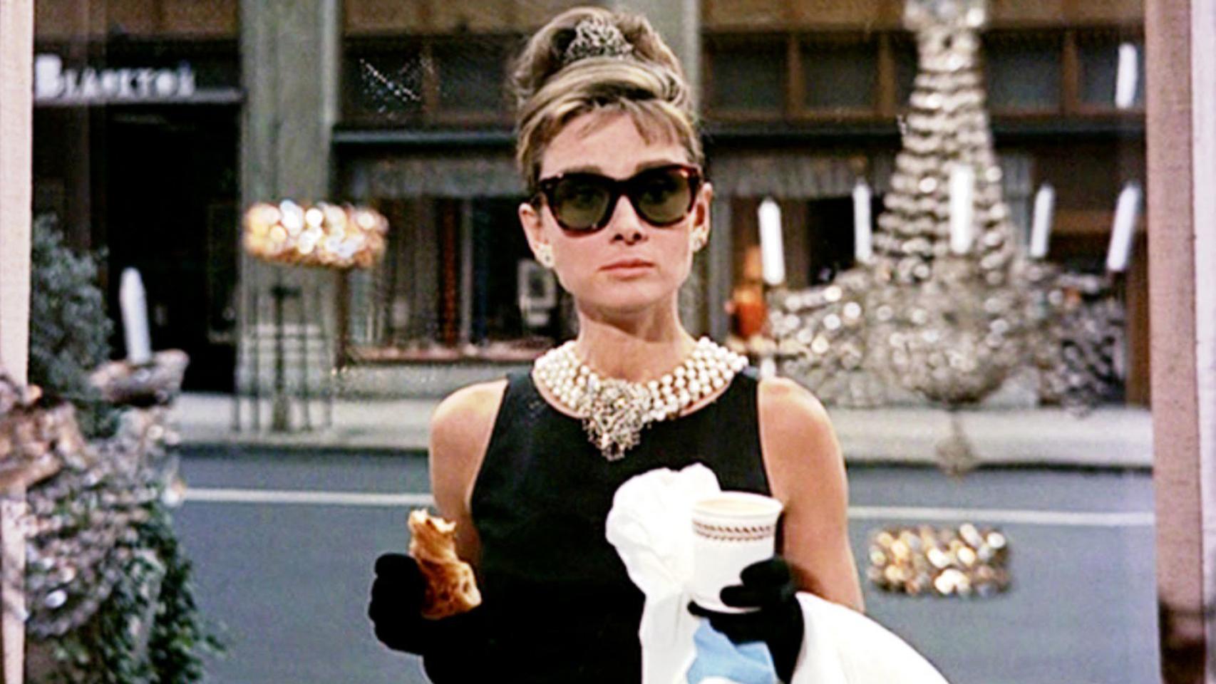Audrey Hepburn sostiene un café en la película 'Desayuno con diamantes'.