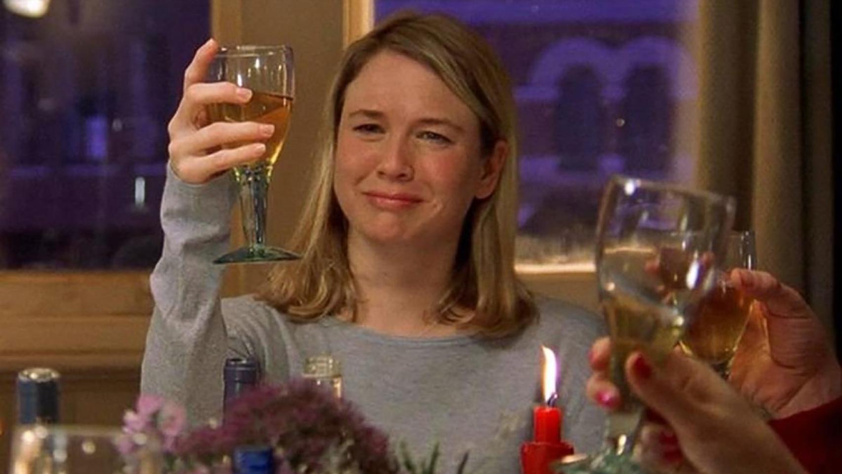 Reneé Zellweger sostiene una copa de Chardonnay en 'El diario de Bridget Jones'.