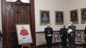El Cabildo de la Catedral de Santiago entrega al arzobispo un retrato suyo.