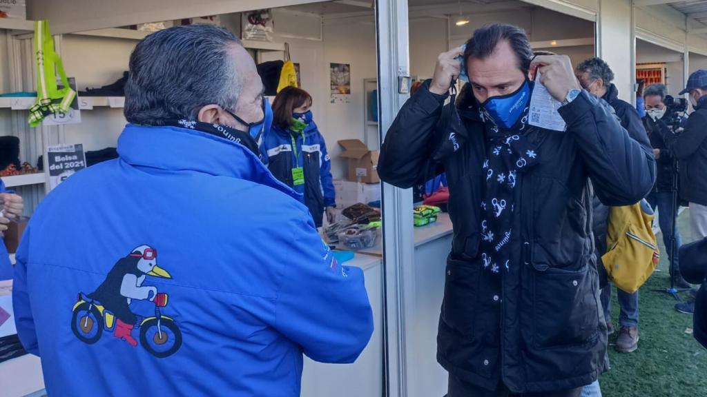 Óscar Puente recibió una mascarilla de Pingüinos