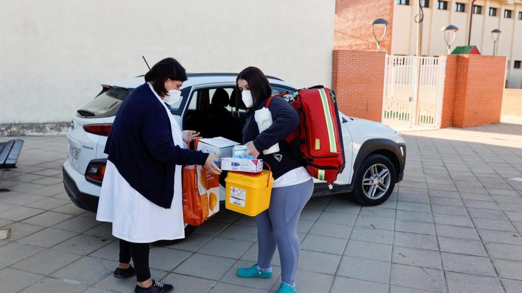 Dos sanitarias prepararan las vacunas contra la Covid en el CEIP Blasco de Alagón de Vilafranca.