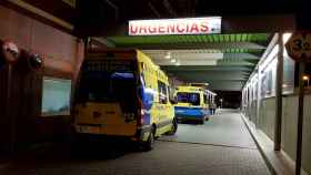 Dos ambulancias en la entrada de las Urgencias de Zamora