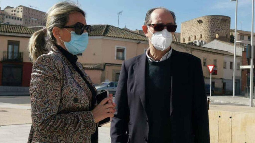 Milagros Tolón y Rafael Canogar, en febrero de 2021 en la Plaza de Safont de Toledo.