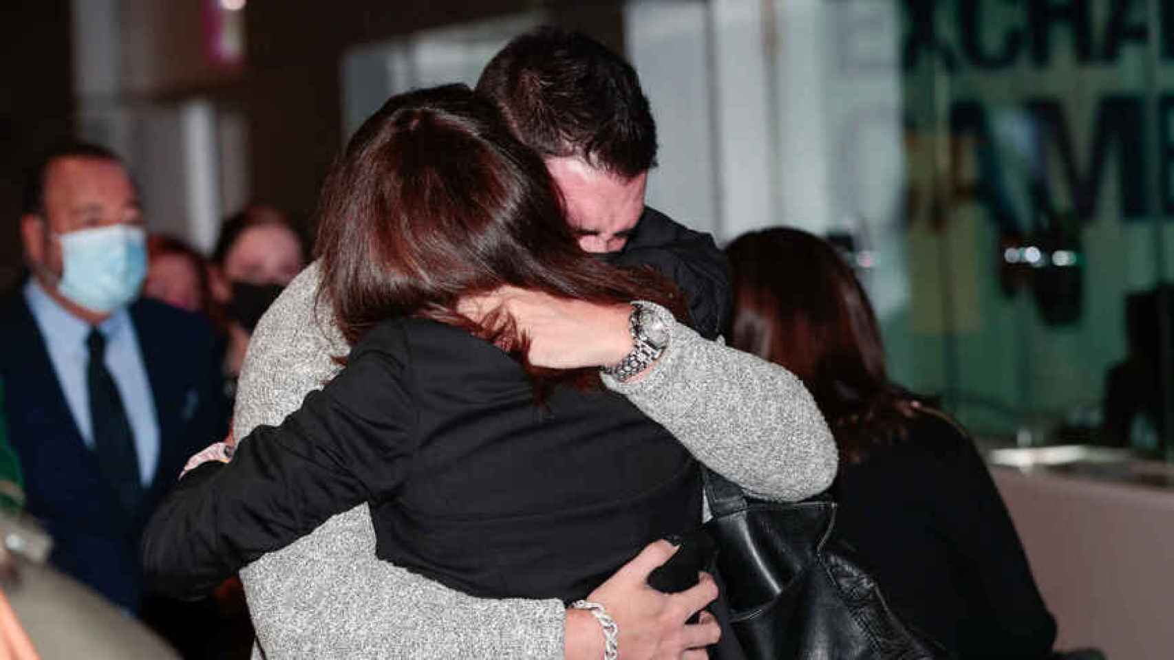 María Ángeles Grajal abrazando a su hijo Jacobo, sin poder contener las lágrimas, tras aterrizar en España.