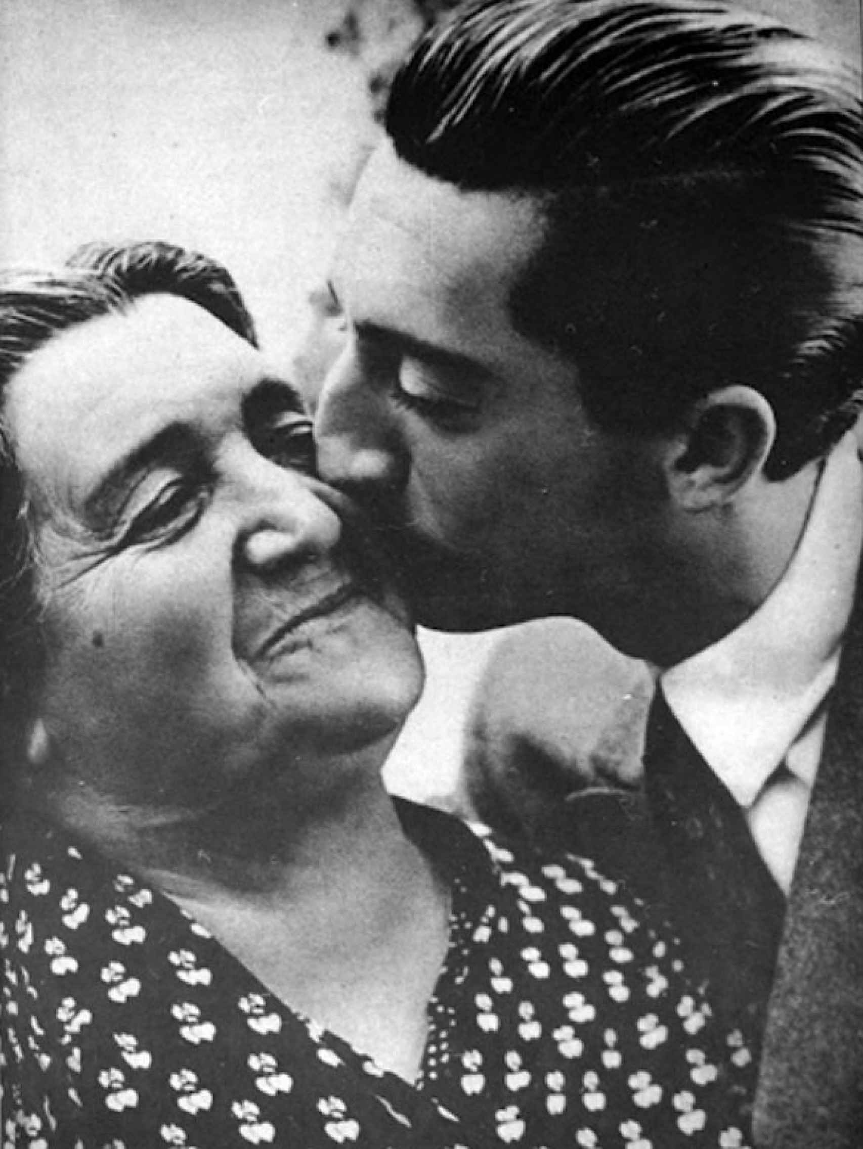 Manolete besa a su madre, doña Angustias.