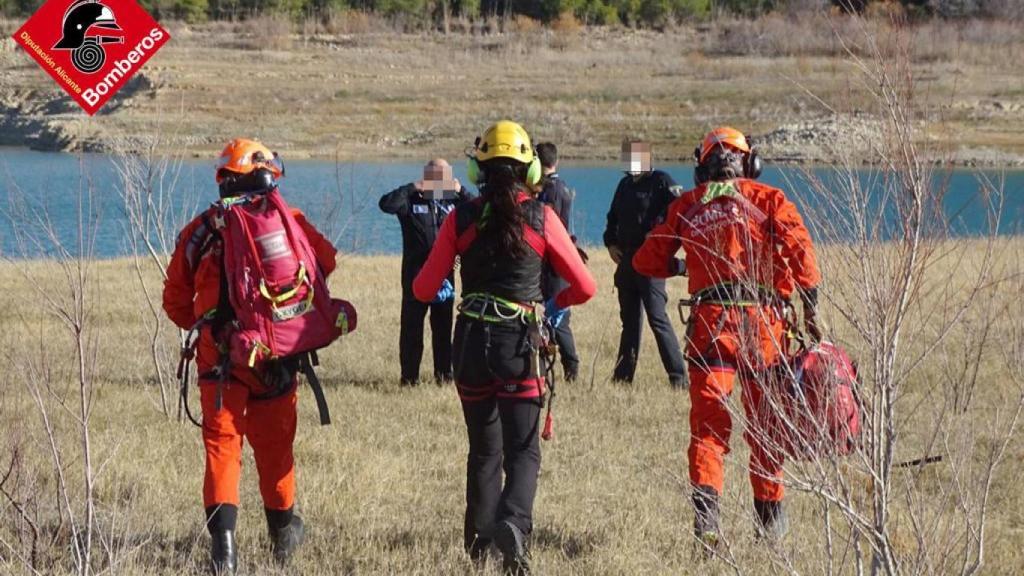 Momento en el que el equipo de rescate llega al lugar donde se encuentran los pilotos.