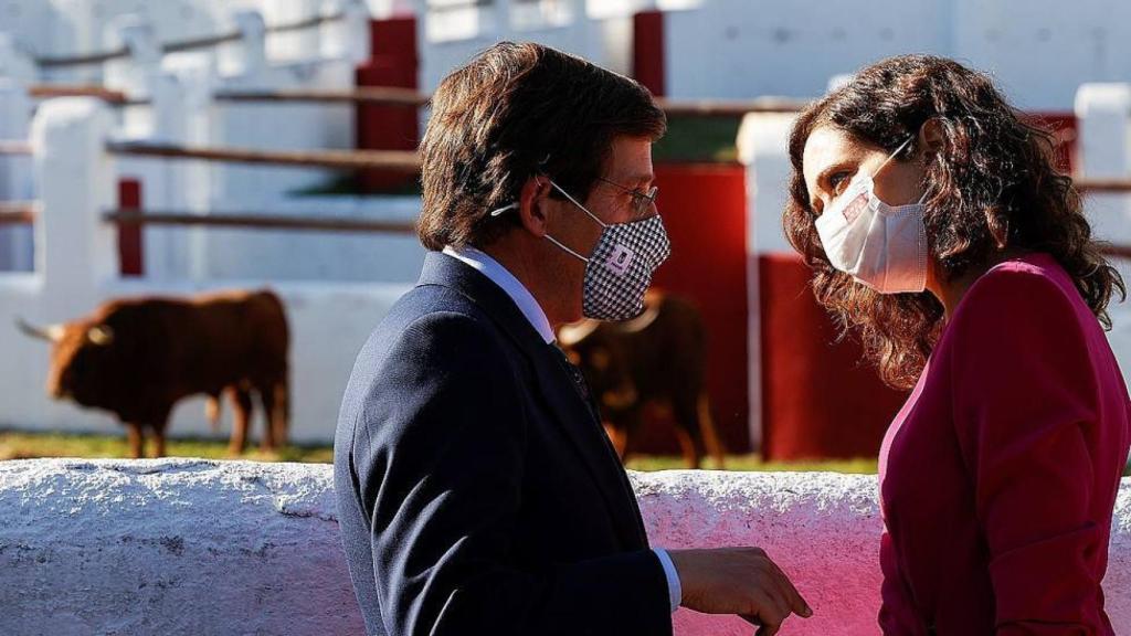 José Luis Martínez Almeida e Isabel Díaz Ayuso en las instalaciones de la Venta del Batán.