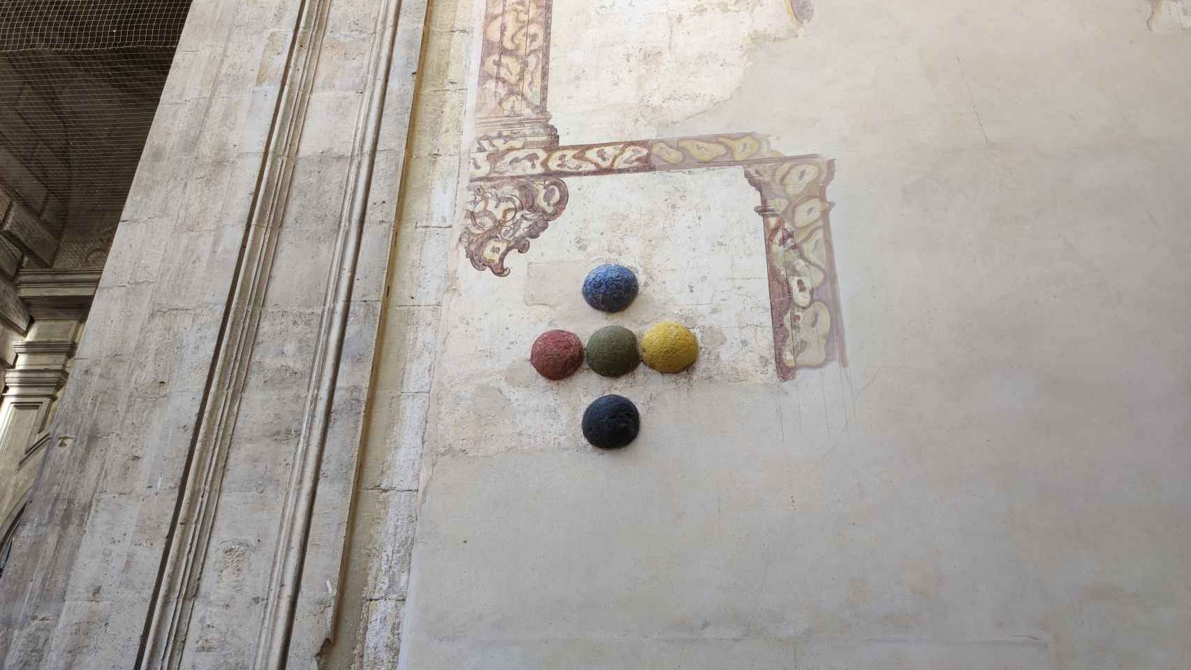 Las Cinco Bolas pueden ser un recuerdo de la Toma de Málaga por parte de los Reyes Católicos.