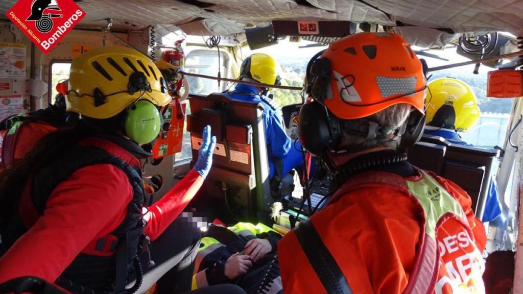 El equipo de rescate, recogiendo a los dos pilotos y trasladándolos al hospital.