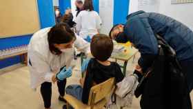 La vacunación de menores de entre 5 y 8 años contra la Covid-19 se reanuda este jueves en los colegios valencianos.