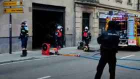 Intervención de los bomberos en la calle Álvaro Gil