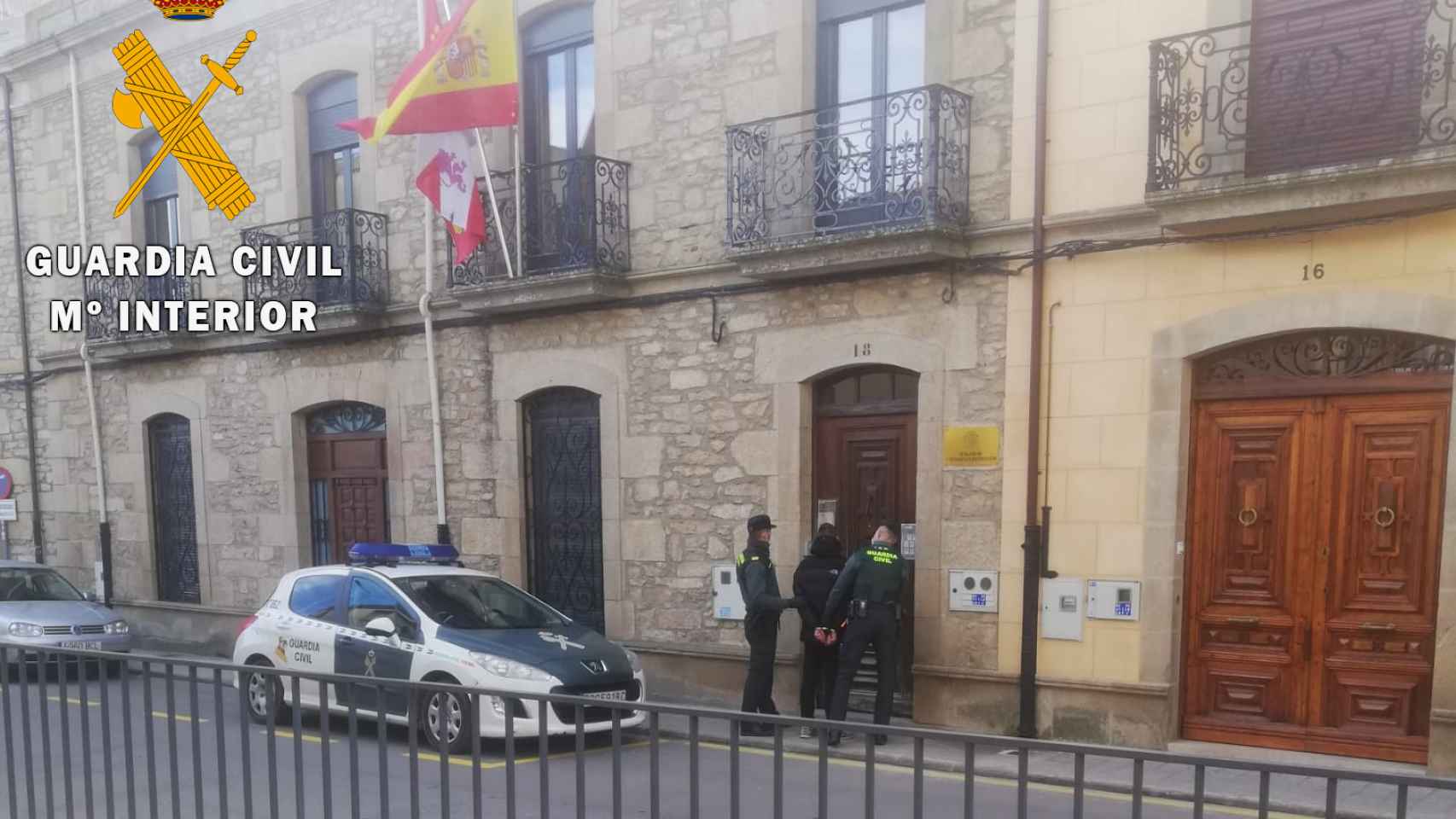 La Guardia Civil traslada a los detenidos al Juzgado de Vitigudino