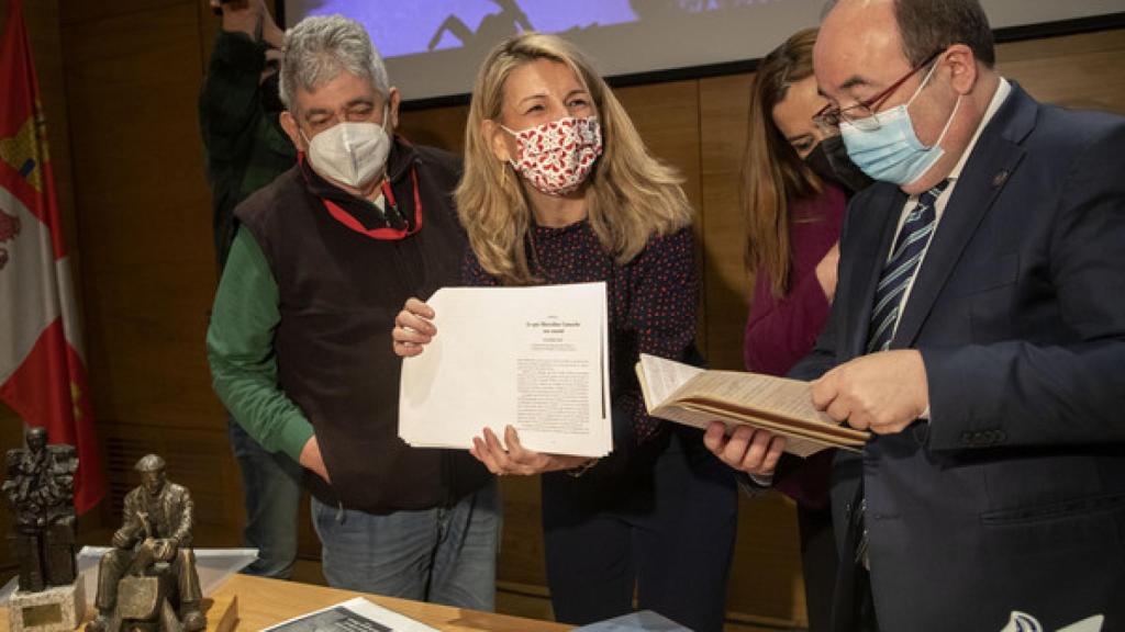 Yolanda Díaz y Miquel Iceta revisan los documentos donados por los hijos de Marcelino Camacho al CDMH