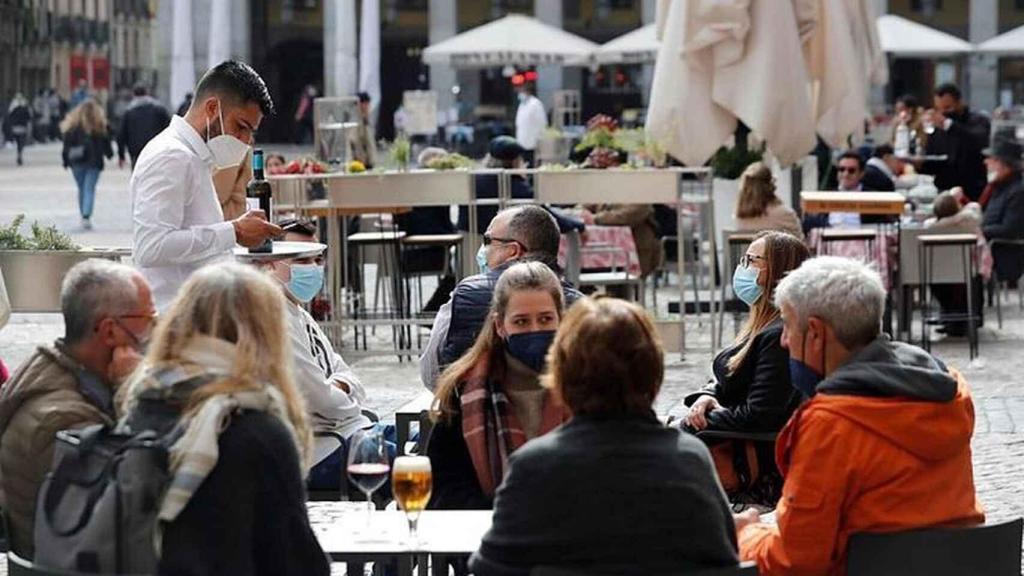 Varias personas en una terraza de la Plaza Mayor de Madrid.