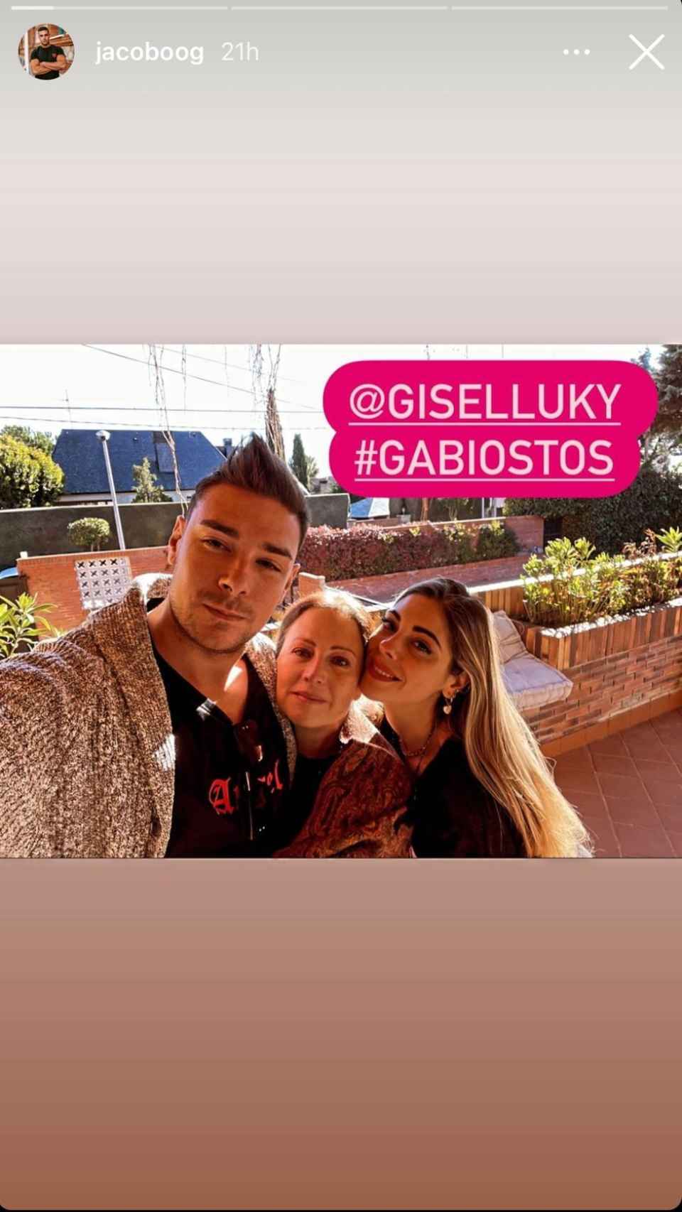 Jacobo Ostos junto a sus hermanas, Gabriela y Gisela, en una imagen compartida en Instagram.