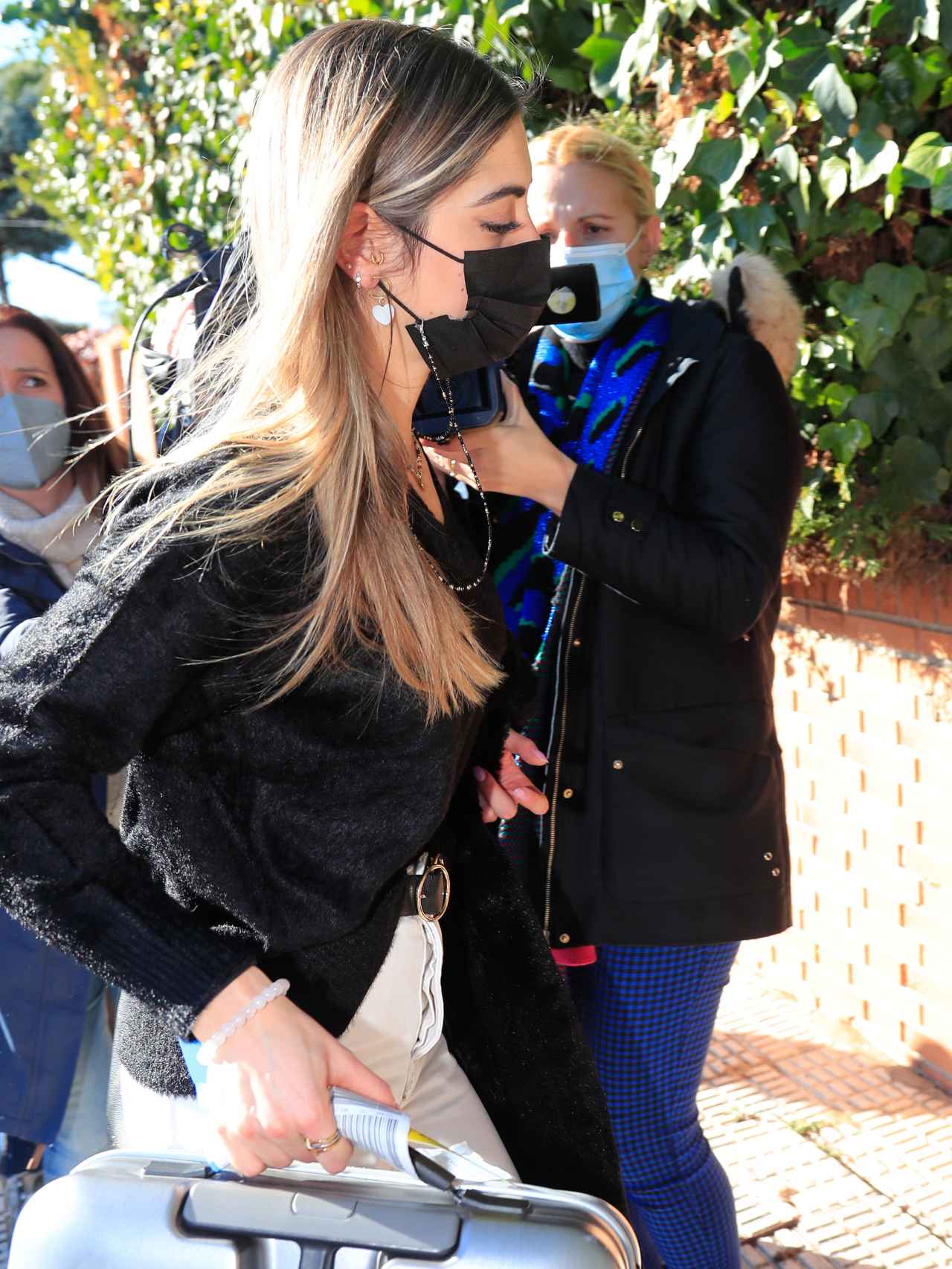 Gisella Ostos tras la llegada de las cenizas de su padre a Madrid.