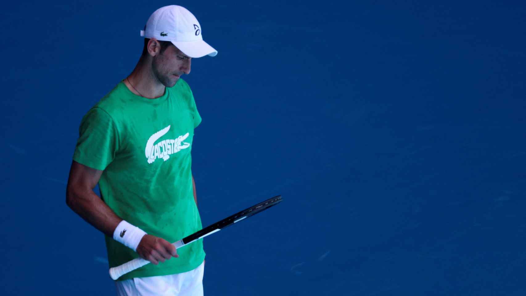 Novak Djokovic entrenando en el Open de Australia