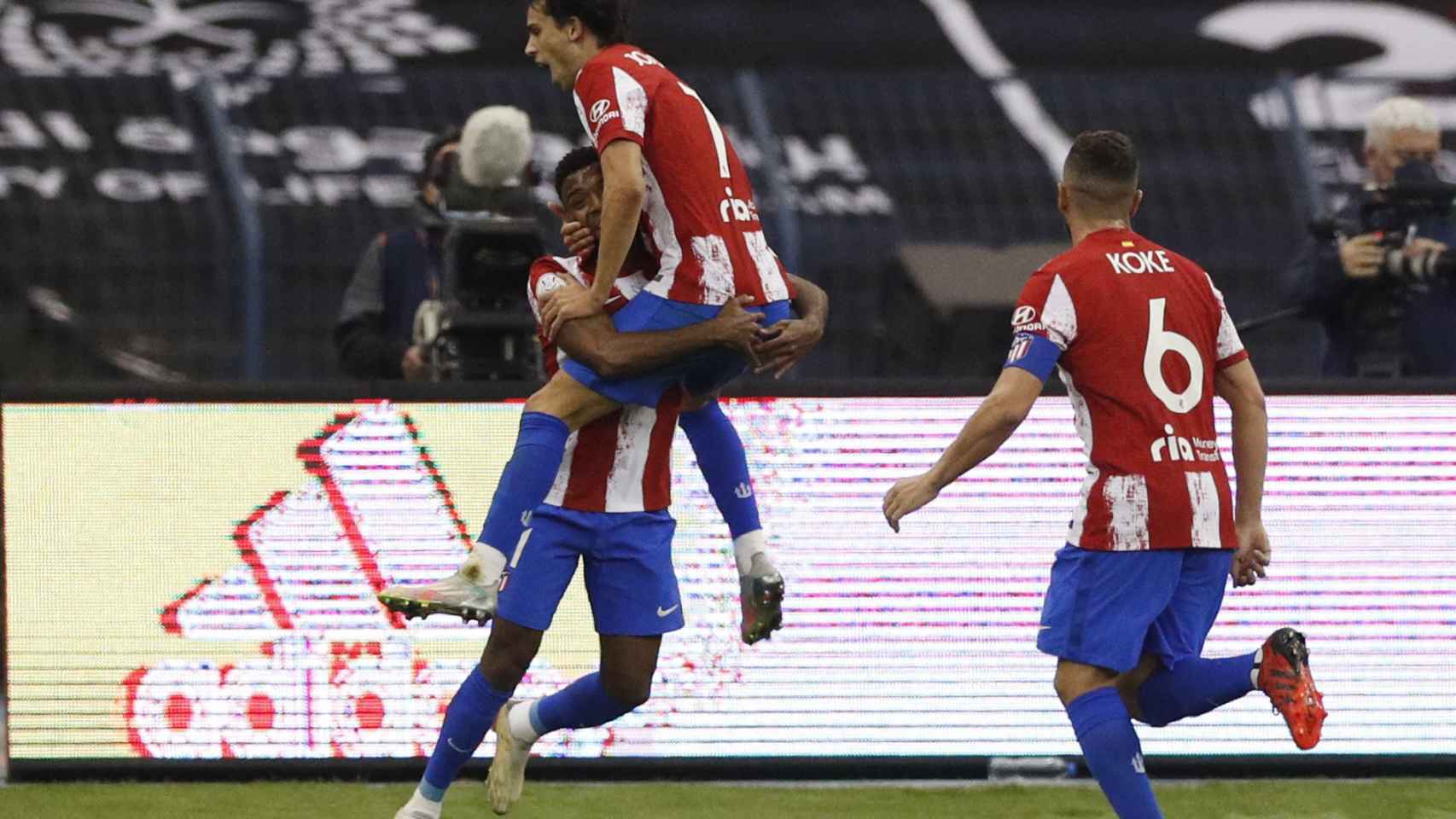 Joao Félix celebra el 1-0 del Atlético de Madrid en la Supercopa de España 2022 con Thomas Lemar