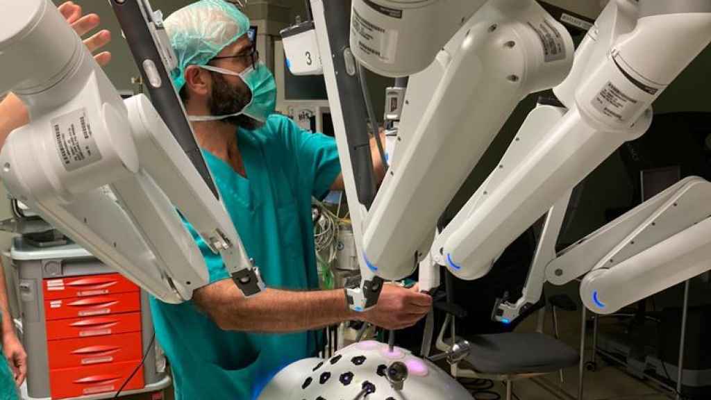 Un robot médico DaVinci en un hospital.