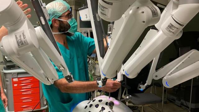 El robot Da Vinci, manipulado por un sanitario murciano. FOTO: Región de Murcia.