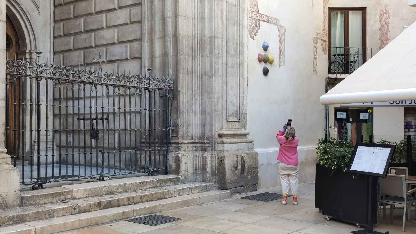 Las Cinco Bolas de la iglesia de San Juan siguen ocultando su origen.