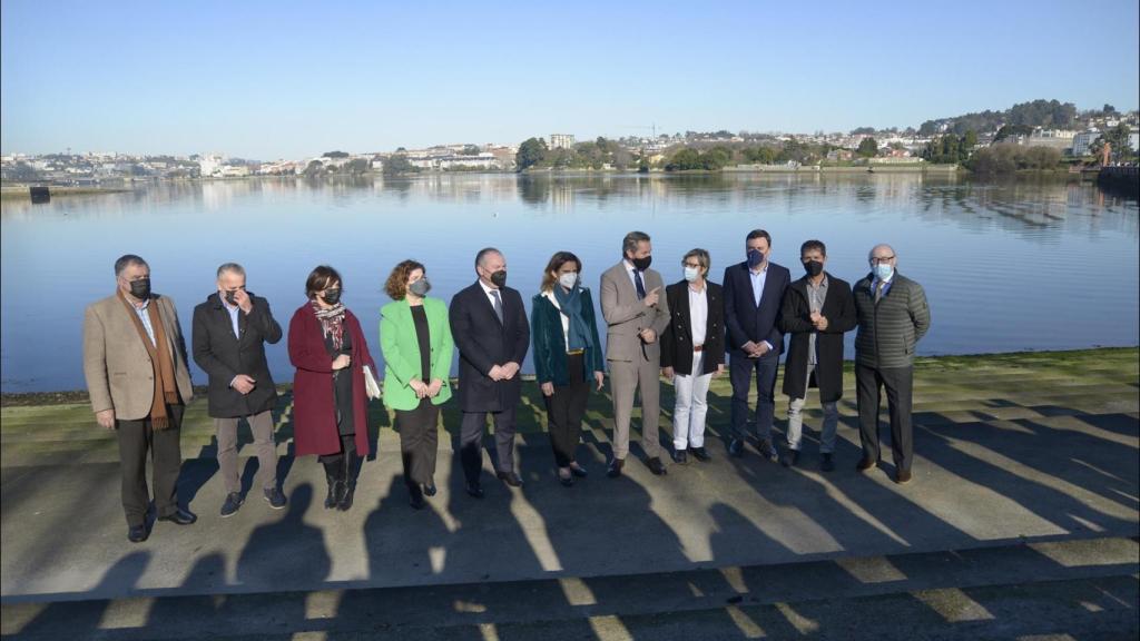 La ministra para la Transición Ecológica, Teresa Ribera, en una visita la ría de O Burgo, junto a otras autoridades.