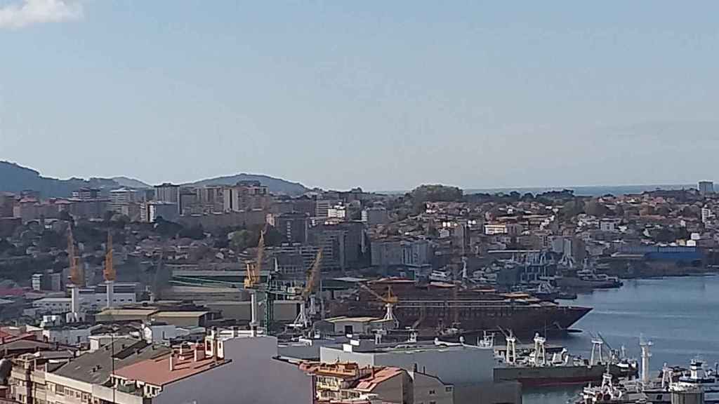 Vista del astillero Hijos de J. Barreras, con el barco de Ritz Carlton en la grada.