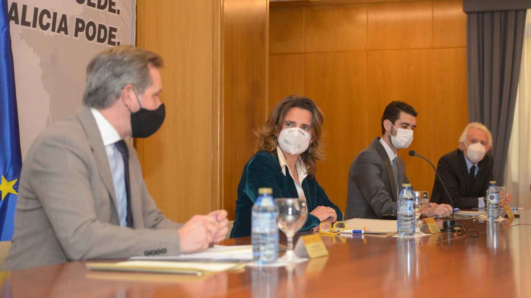 La ministra para la Transición Ecológica, Teresa Ribera, y el delegado del Gobierno en Galicia, José Miñones, participan en una reunión con empresarios.