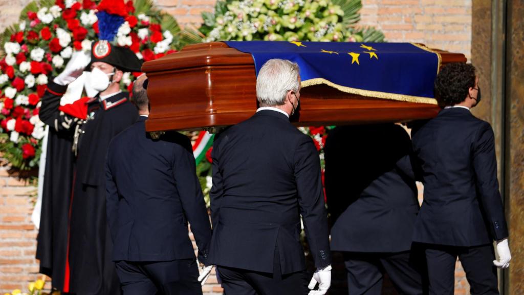 El féretro de Sassoli entrando a la Iglesia.