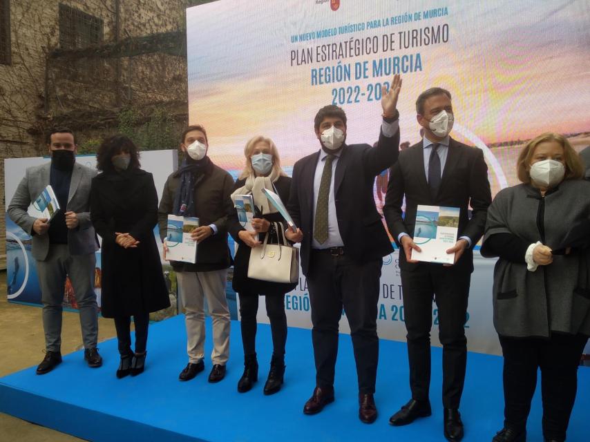 El presidente murciano, Fernando López Miras, este viernes, junto a agentes del sector turístico en la presentación del plan en el Centro Cultural Las Claras de Murcia.