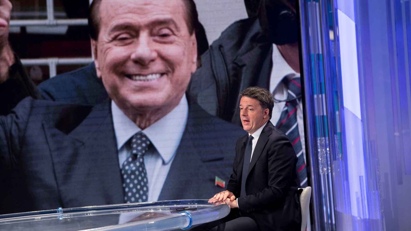 El exprimer ministro Matteo Renzi hablando sobre Berlusconi en televisión.