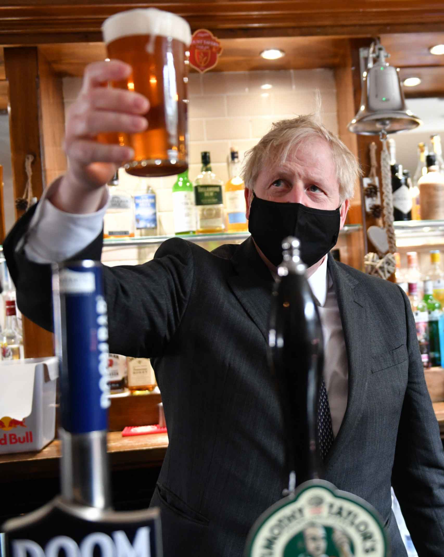 Boris Johnson, en una cervecería.