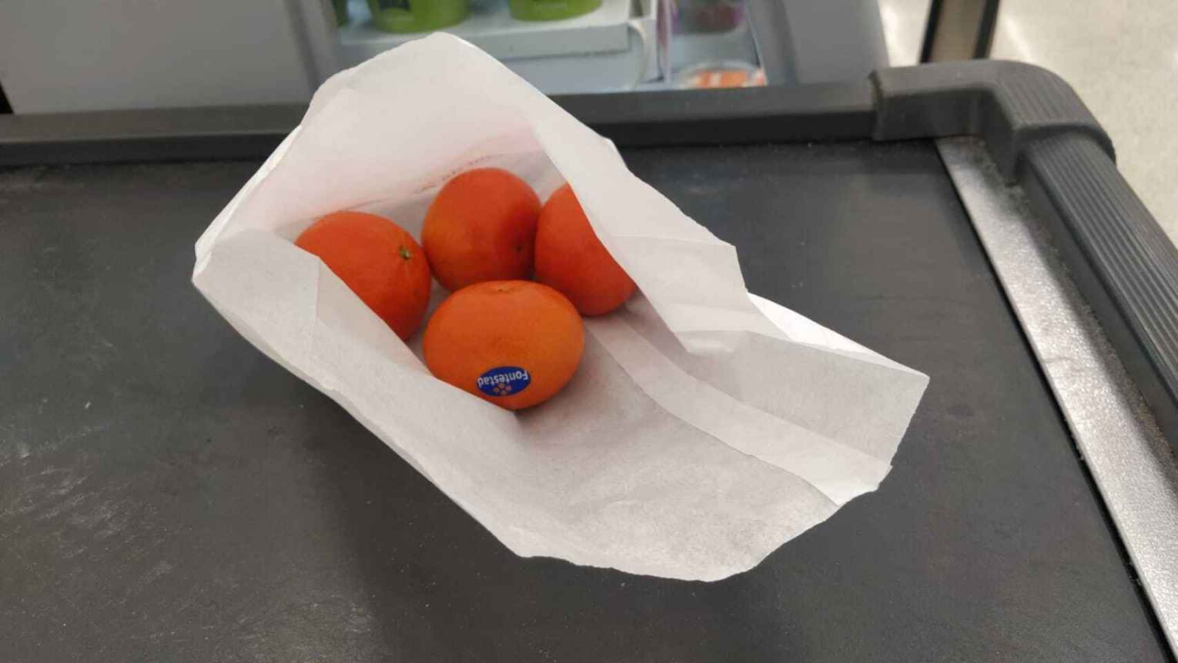 Las mandarinas dentro de una bolsa de papel, destinada normalmente a la bollería.