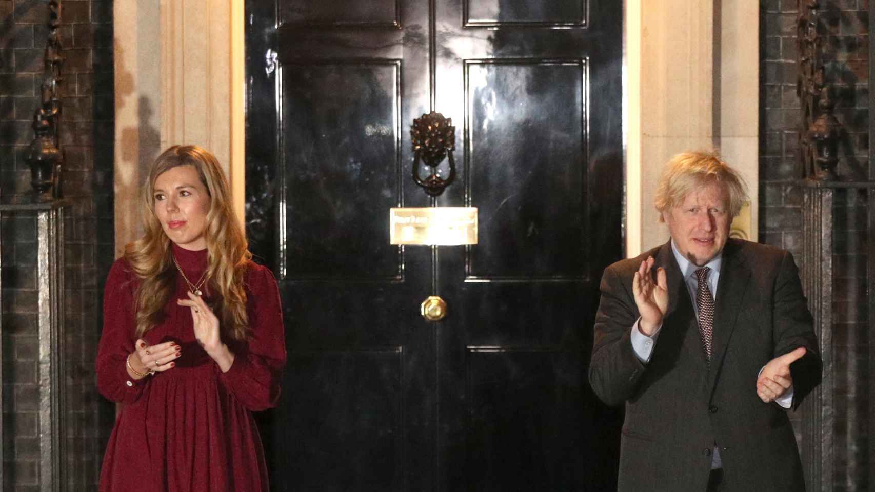 Carrie Symonds y Boris Johnson, frente al 10 de Downing Street.