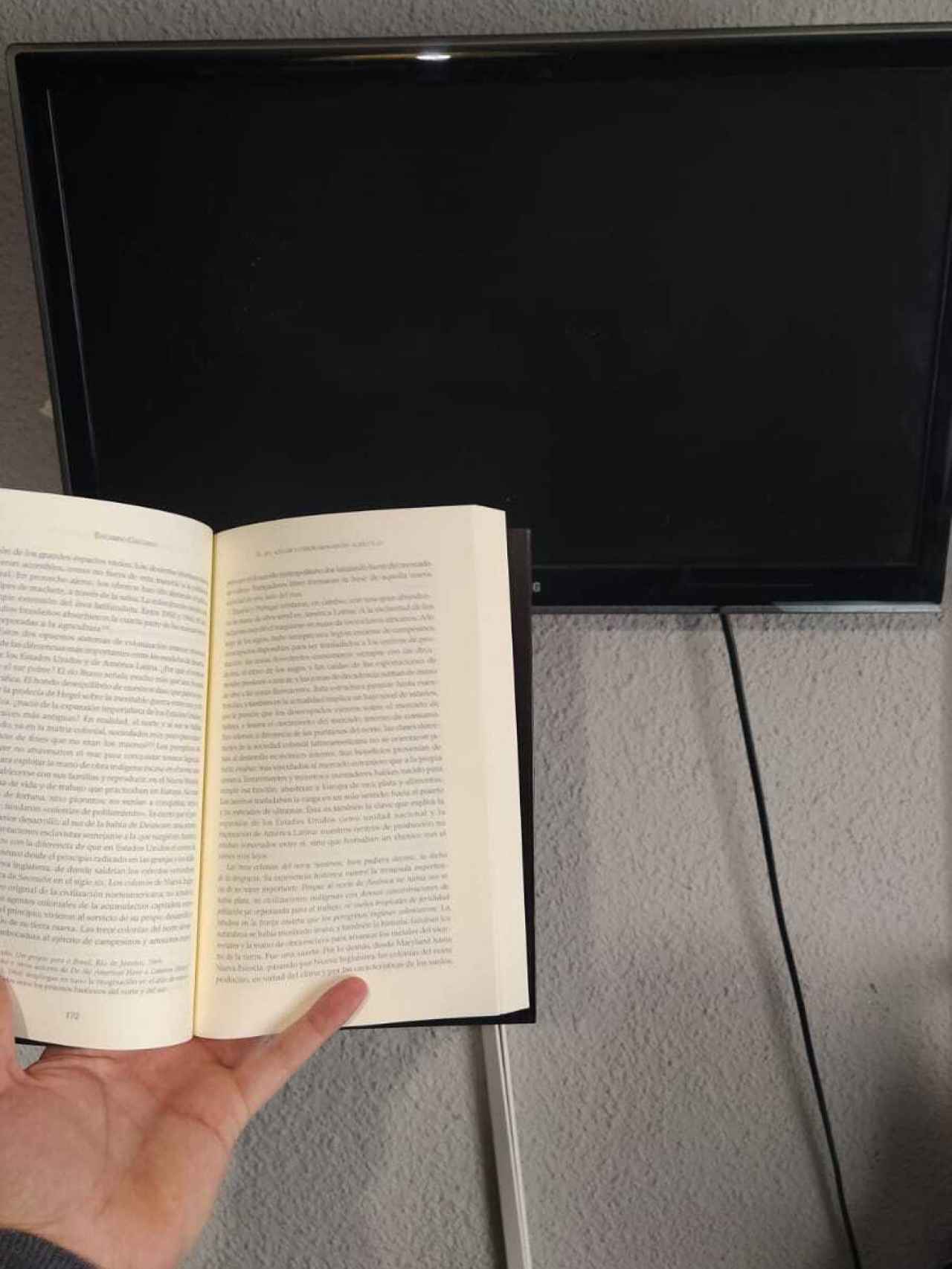 Un libro para el entretenimiento en lugar de un televisor, que es de plástico.