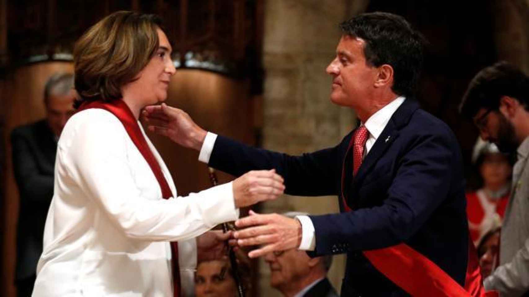 Ada Colau y Manuel Valls, en 2019, durante la reelección de la primera como alcaldesa de Barcelona.