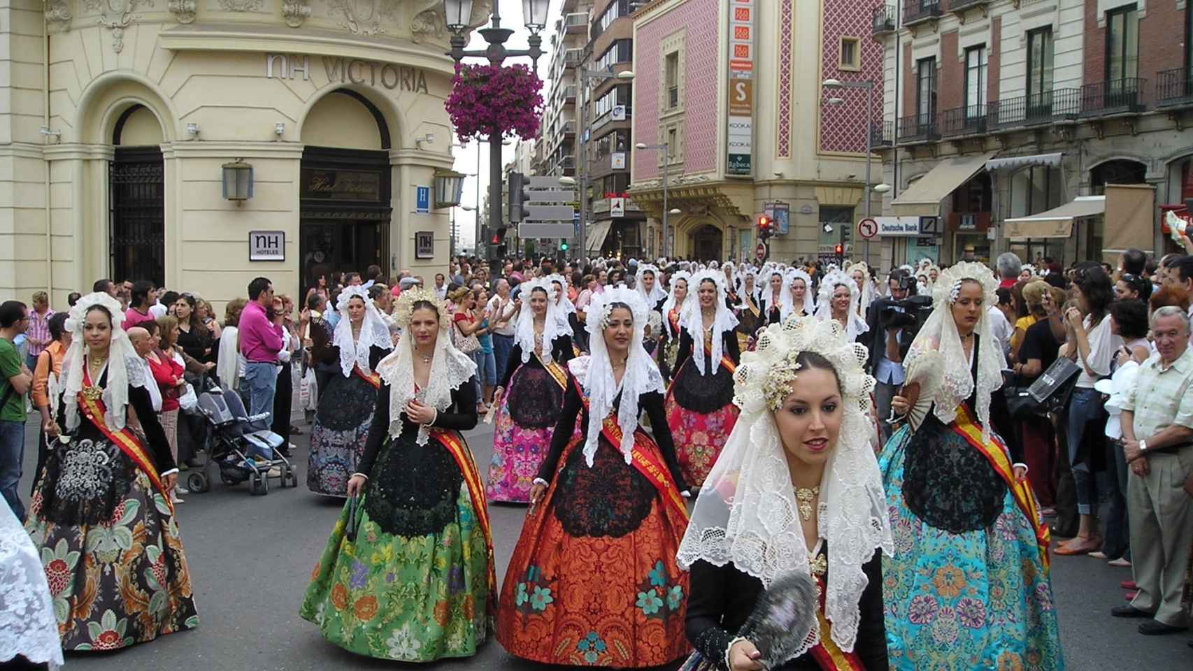 2006. Desfile de candidatas alicantinas en las calles de Granada.