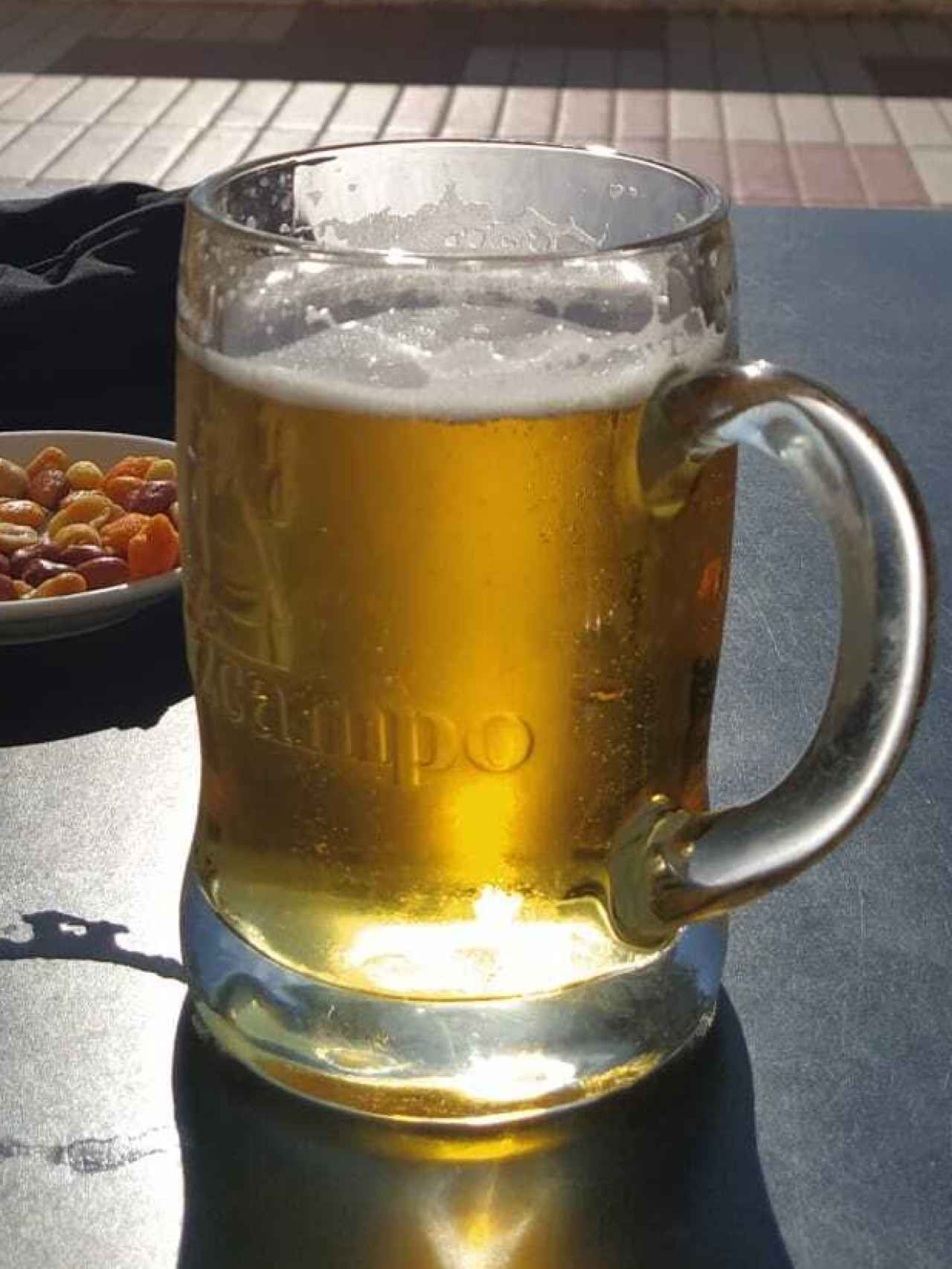 Cerveza en una jarra de cristal.