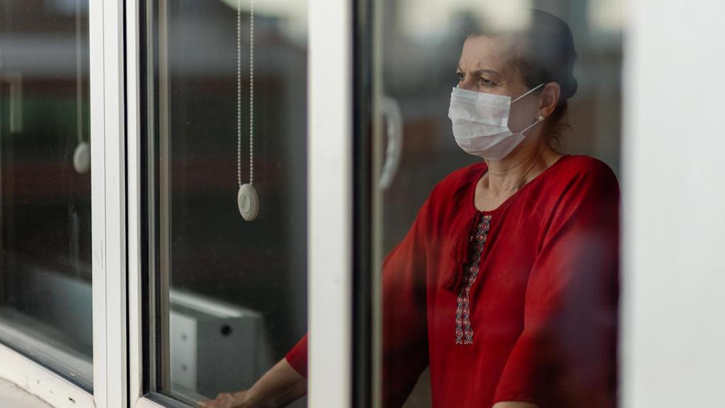 Una mujer con mascarilla durante la cuarentena por Covid-19.