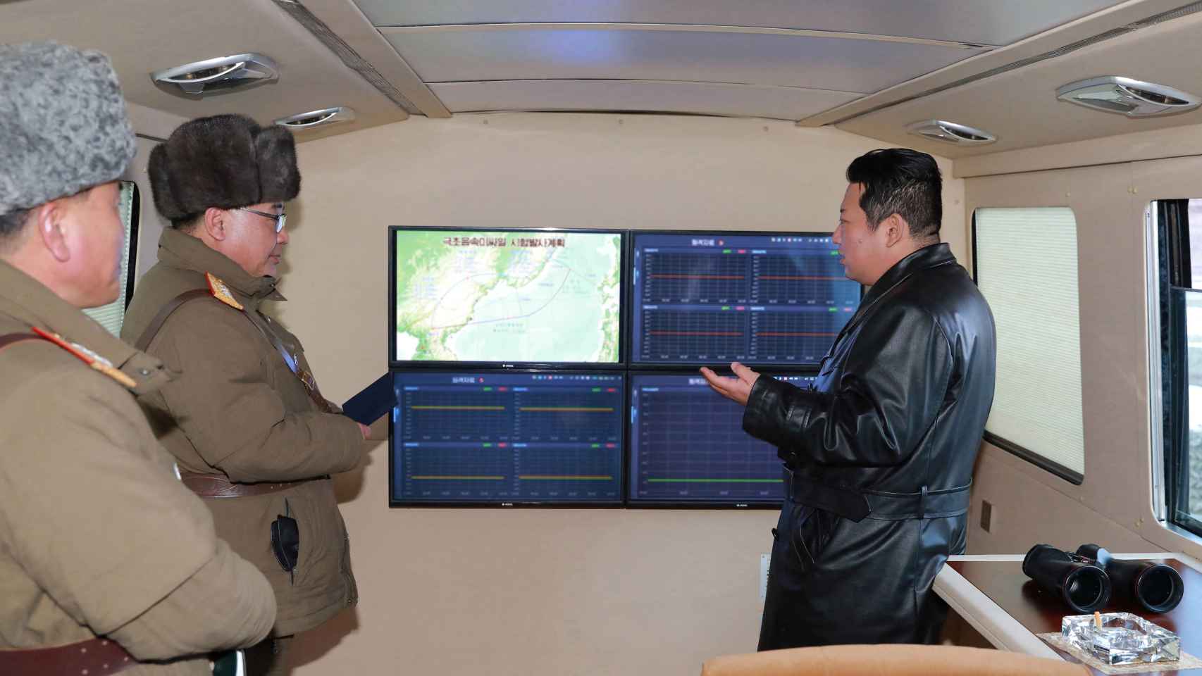El presidente norcoreano Kim Jong Un monitorea desde un centro de control el lanzamiento de un misil.