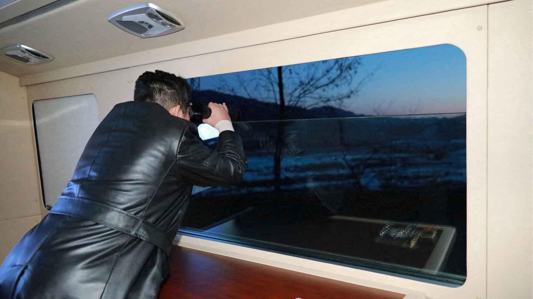 Kim Jong Un observa el lanzamiento del misil a través de unos prismáticos.