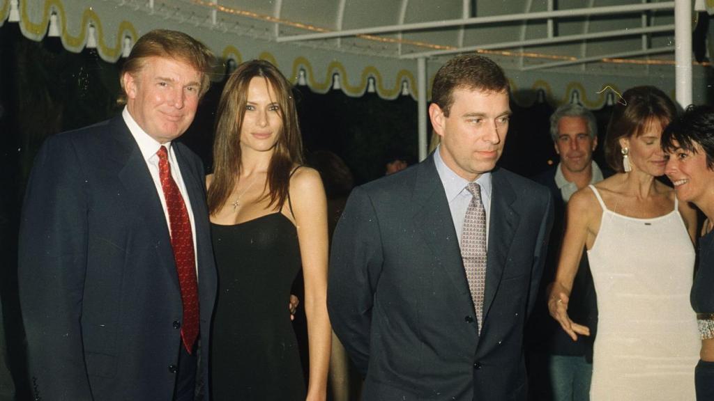 El príncipe Andrés, con Jeffrey Epstein y los Trump.